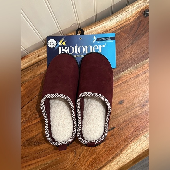NWT✨Isotoner Memory Foam Slippers - Picture 8 of 14